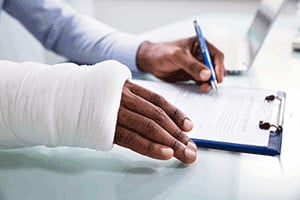 patient with broken wrist filling out form